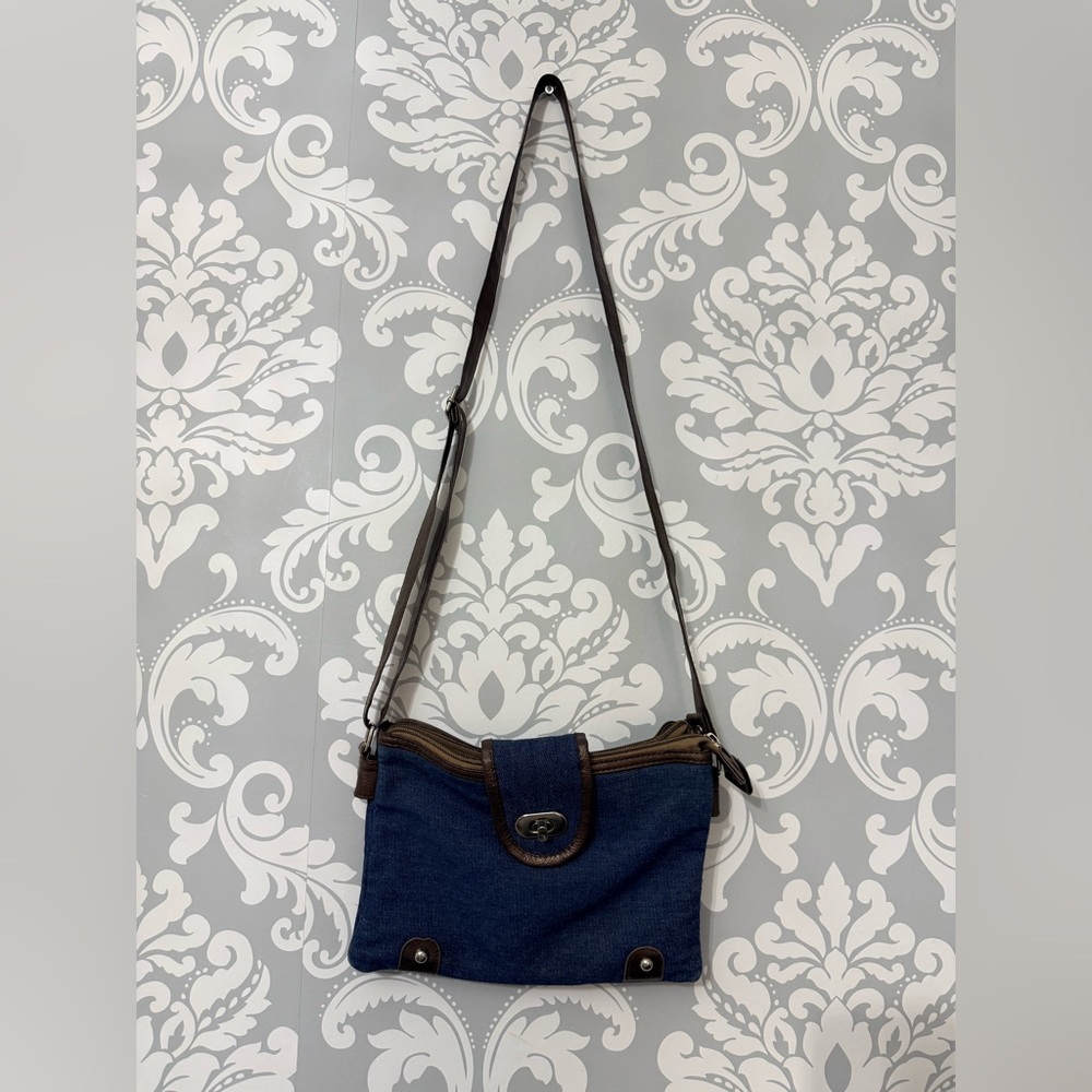 10/$25‎ • Gold Coast Denim Crossbody Purse